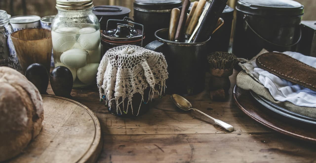 Préparation d'un plat fait maison dans une cuisine conviviale