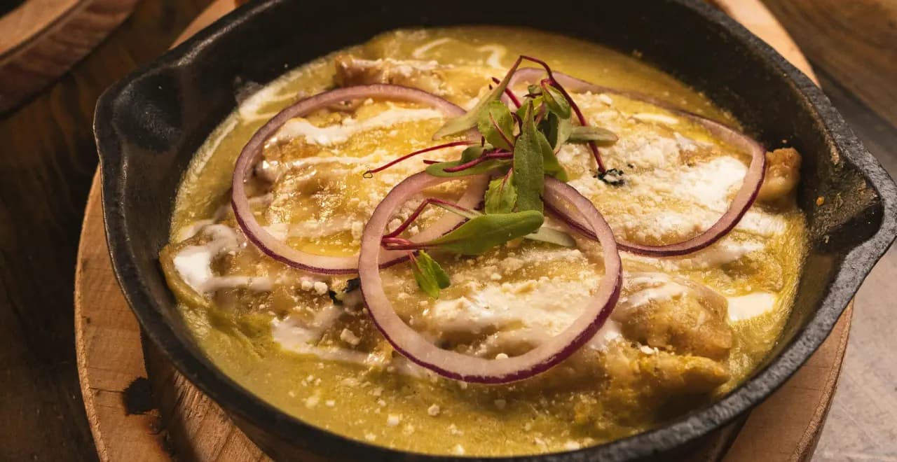 Bol de soupe à l'oignon gratinée fumante, avec son gratin de fromage doré